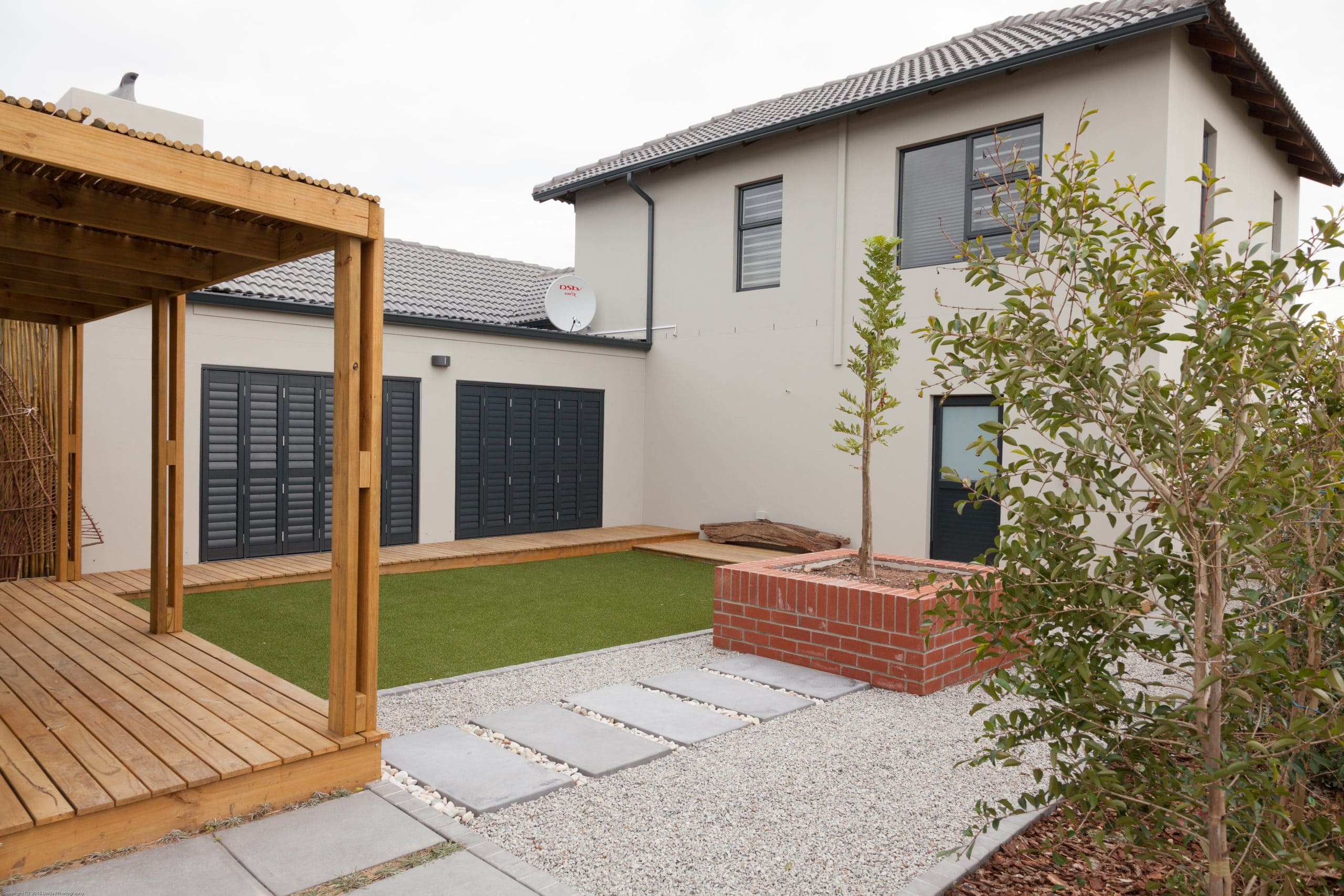 ultra modern exterior landscaping design with artificial turf lawn wooden timber decking